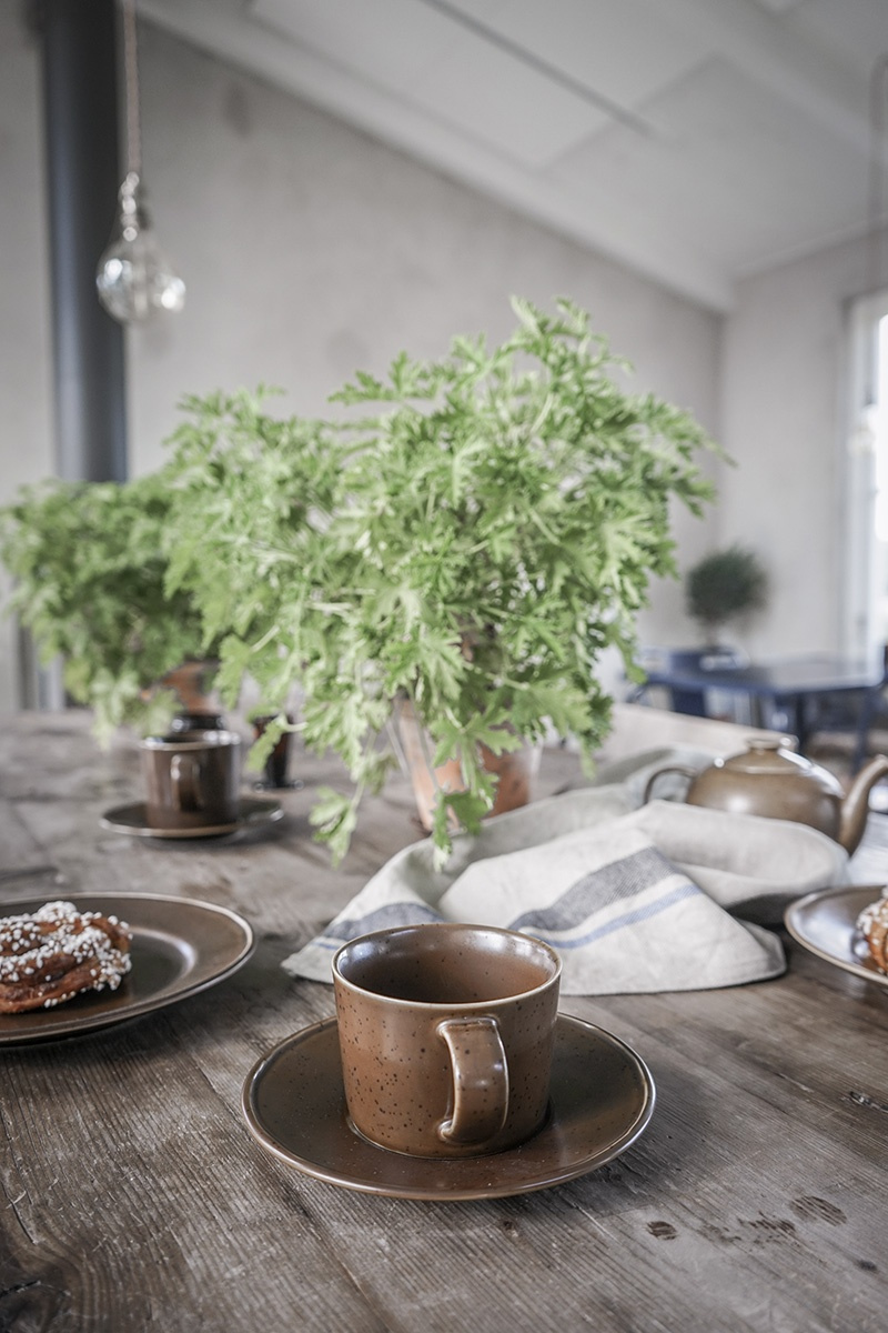 Kaffekopp med fat Mörk brun Stugsund